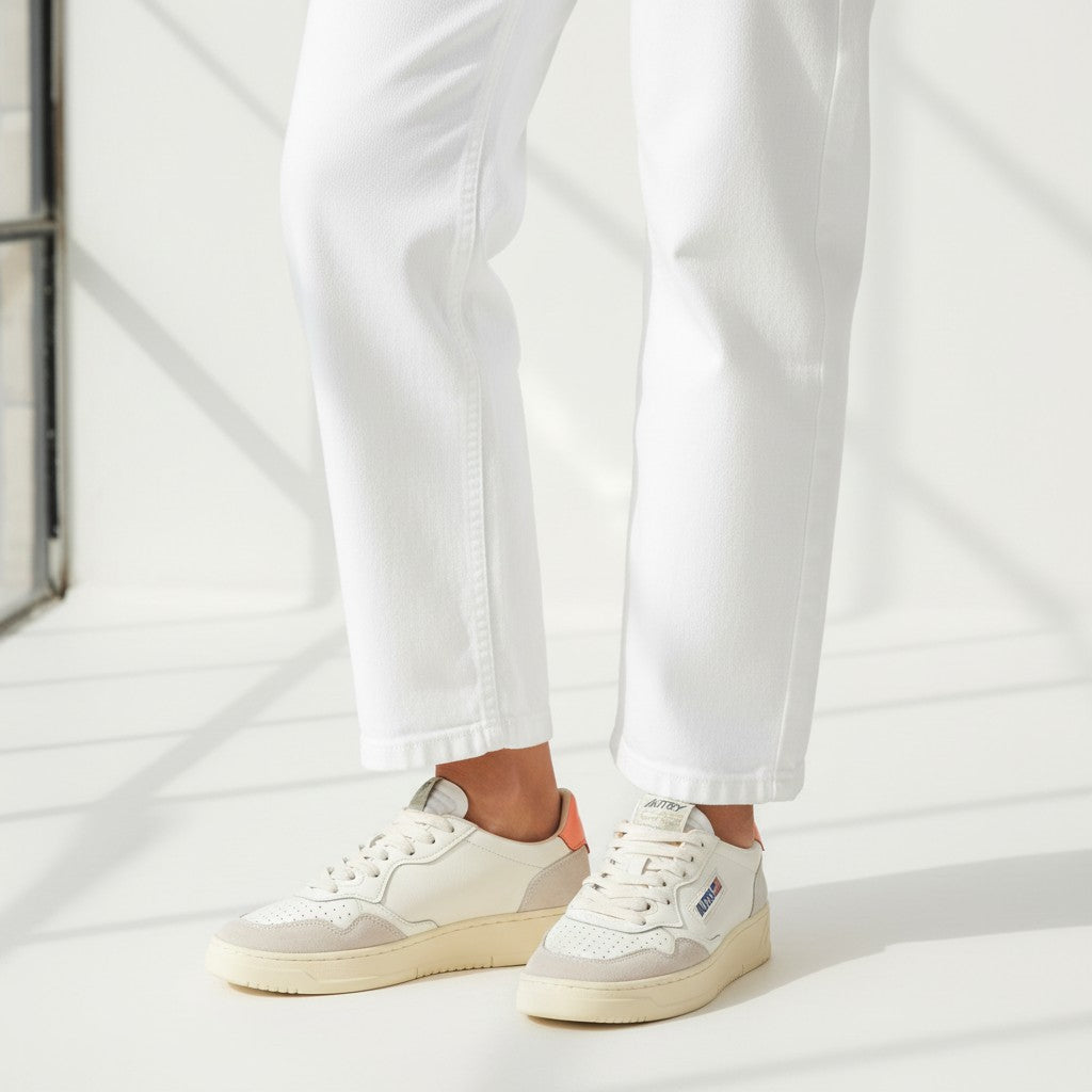 Sneaker Autry Medalist de piel blanca y ante beige con detalles en melocotón. Estilo retro.