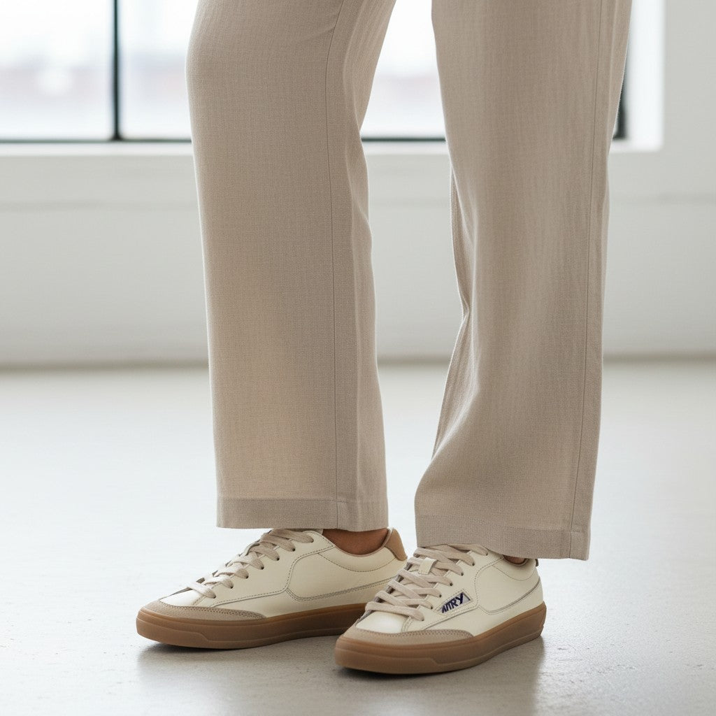 Autry Windscape retro beige sneakers de piel y ante con cordones planos de algodón y suela de goma.