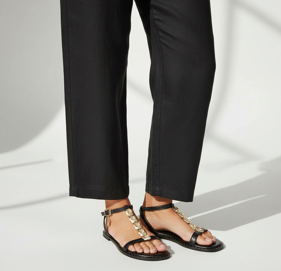 Sandalia negra de cuero para mujer de tretze-shoes con detalle de cadena dorada y tachuelas.