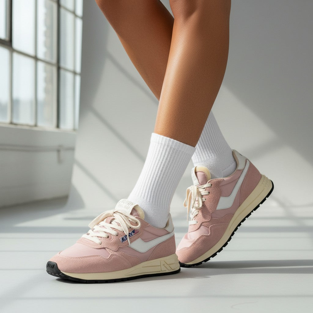 Sneakers Autry Reelwind Vintage en ante y nylon color rosa empolvado con detalles plateados y suela de goma.