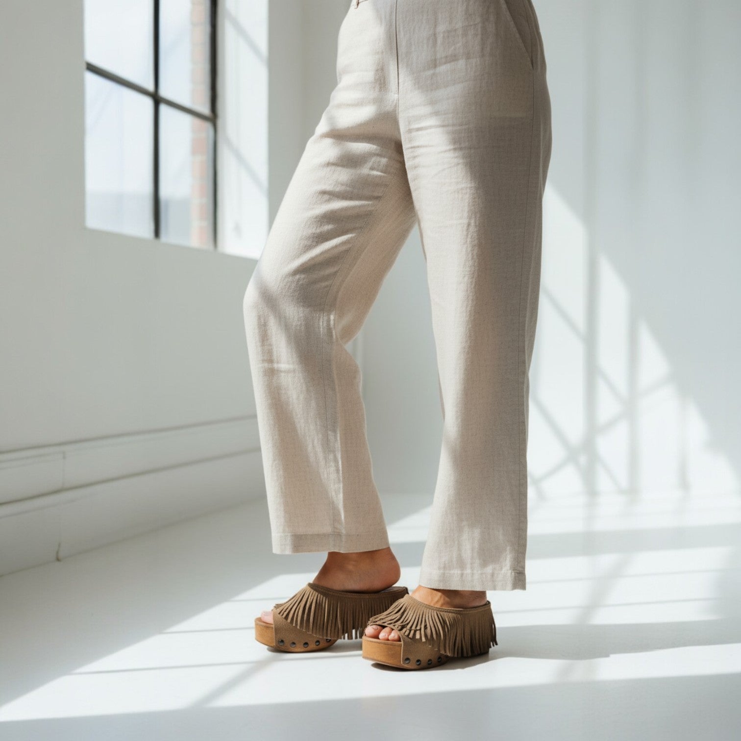 Zueco de ante marrón con flecos y tacón de madera. Zueco Claire Charlotte Edith de tretze-shoes.