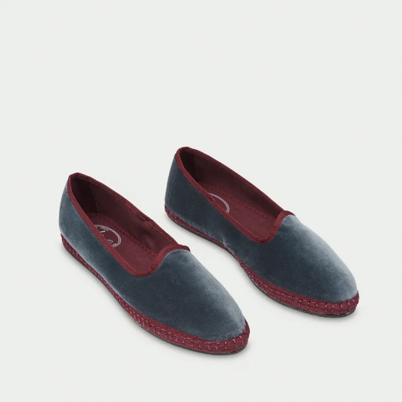 Tretze Shoes - Calzado de moda y complementos exclusivosFlabelusFlabelus Daria SlipperFlabelus Daria Slipper The Flabelus is a fusion of two traditional shoes: the Spanish espadrille and the Italian Venetian, resulting in a comfortable, resistant, timeless and very versatile shoe for today's woman. 100% Made in Spain. Shades of the Georgina model in burgundy and bluish gray, but in Flabelus slipper format. Model Daria * The size is 0.5 smaller than the average EU size. For example, if your usual size is 35.5, your Flabelus size will be EU36. We advise you to stay one size larger than your usual size.  Comfortable, durable, timeless and very versatile.