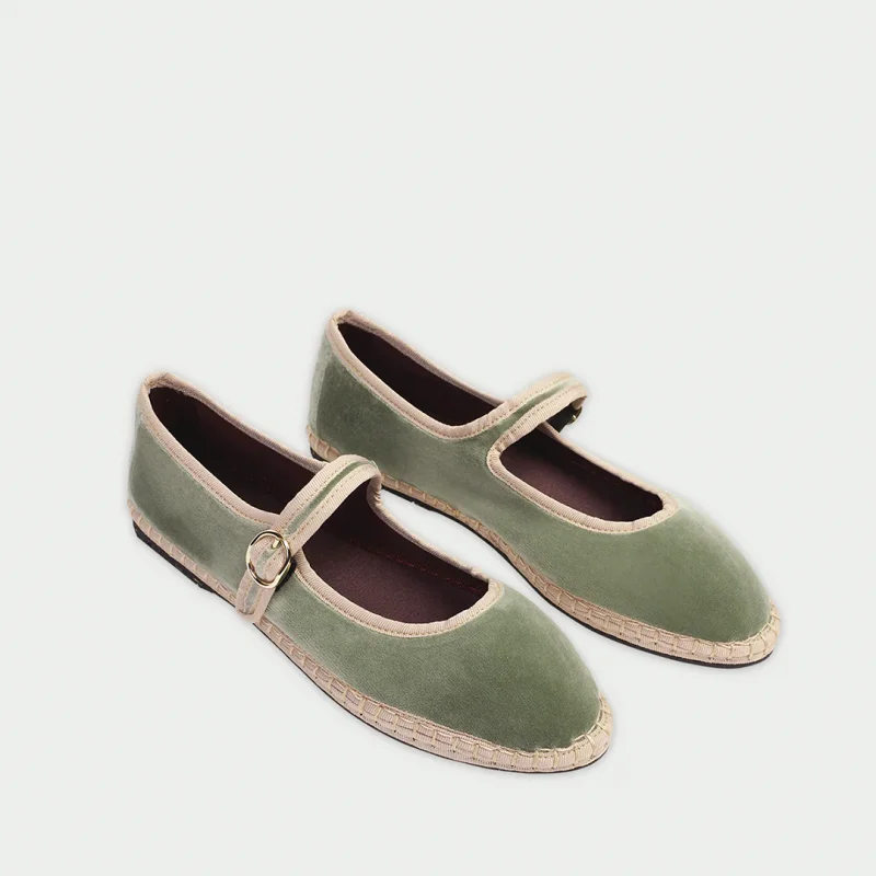 Flabelus UTA Mary JaneFlabelusFlabelus Uta Mary Jane pumps in light military green cotton velvet with contrasting beige trim and adjustable buckle closure. Flabelus Uta Mary Jane model. The moccasins are the top trend of the moment, do not think twice, the Flabelus Uta Mary Jane are sweeping our stores in Barcelona.Flabelus Uta Mary Jane The outside of the shoe is 100% cotton velvet, and the inside shoe is composed of breathable organic cotton lining and insole made of 100% breathable antibacterial fabric. The sole is made of rubber produced from recycled bicycle tires. Light military green and beige tones Uta model The outer shoe is made of 100% organic cotton velour. The sole is recycled bicycle tires The inner shoe is 100% recycled cotton. * The size is 0.5 smaller than the average EU size. For example, if your usual size is 35.5, your Flabelus size will be EU36. We advise to stay one size larger than usual.  Comfortable, durable, timeless and very versatile.Espadrilles/Slippers/MercedosFlabelus UTA Mary Jane