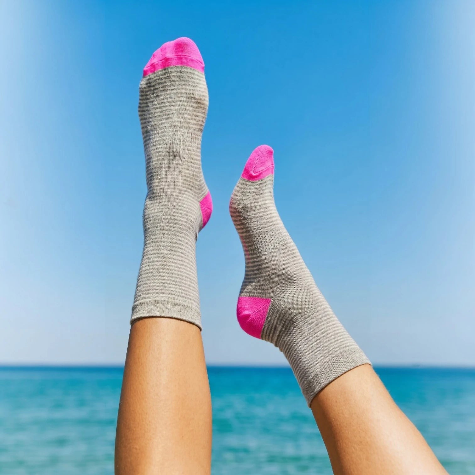 Calcetines Tretze beige y fluor rosa