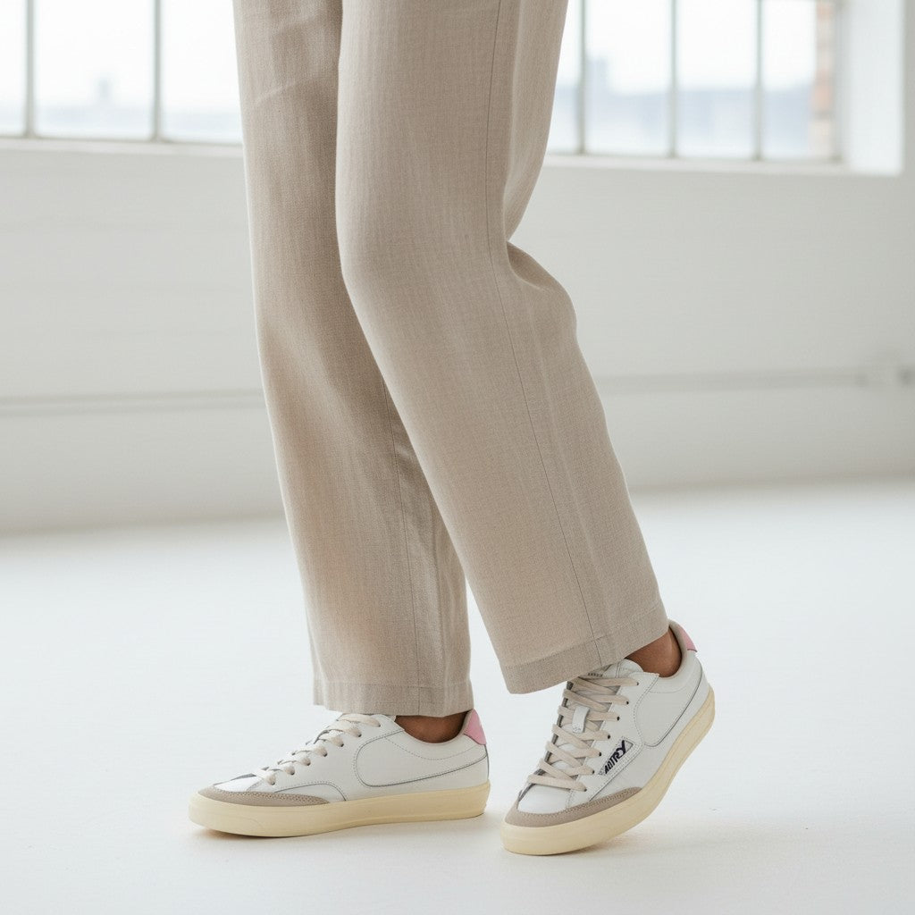 Autry Windscape retro pink sneakers de piel blanca con cordones de algodón y detalles vintage.
