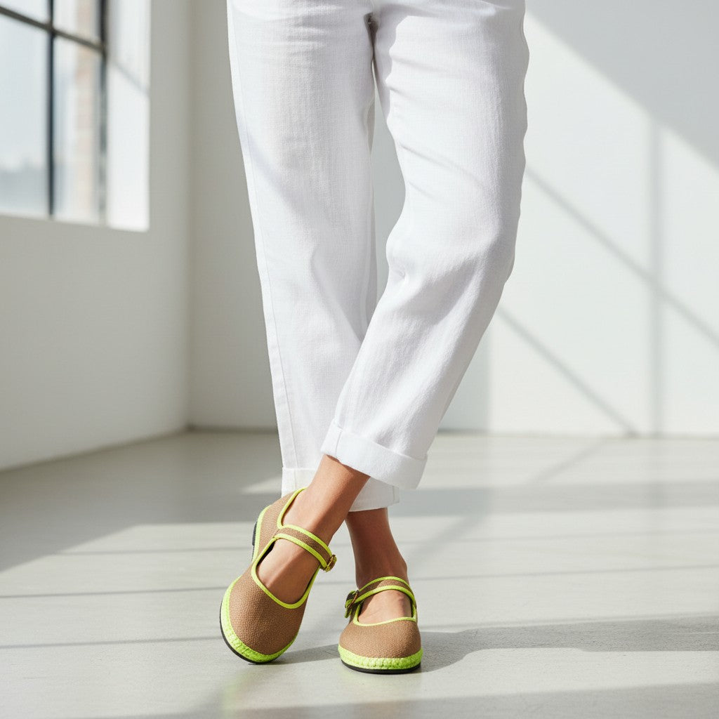 Tretze Shoes Begur Mary Jane de lino arena con ribetes y tira de hebilla amarillo flúor.