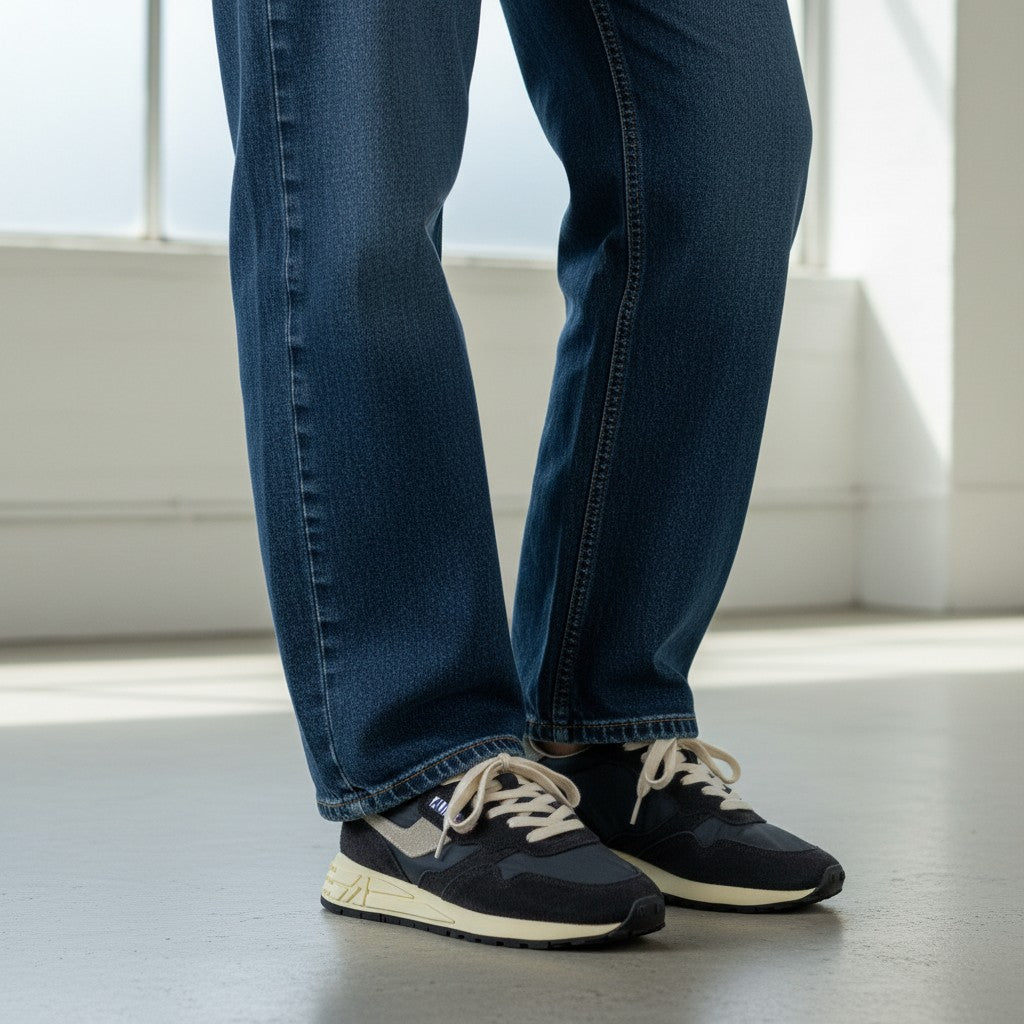Sneaker Autry Reelwind negra de ante y nylon con cordones blancos y suela de goma con relieve.