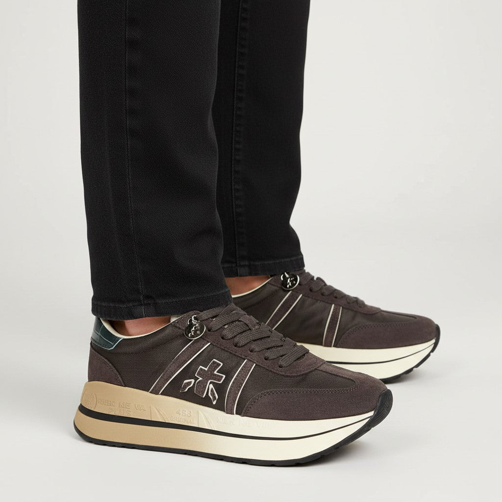 Zapatillas Premiata Bethcoin 8505 marrones con suela de plataforma alta y detalles de diseño contemporáneo